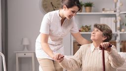 el cuidado de los adultos mayores: un reto familiar y muy costoso