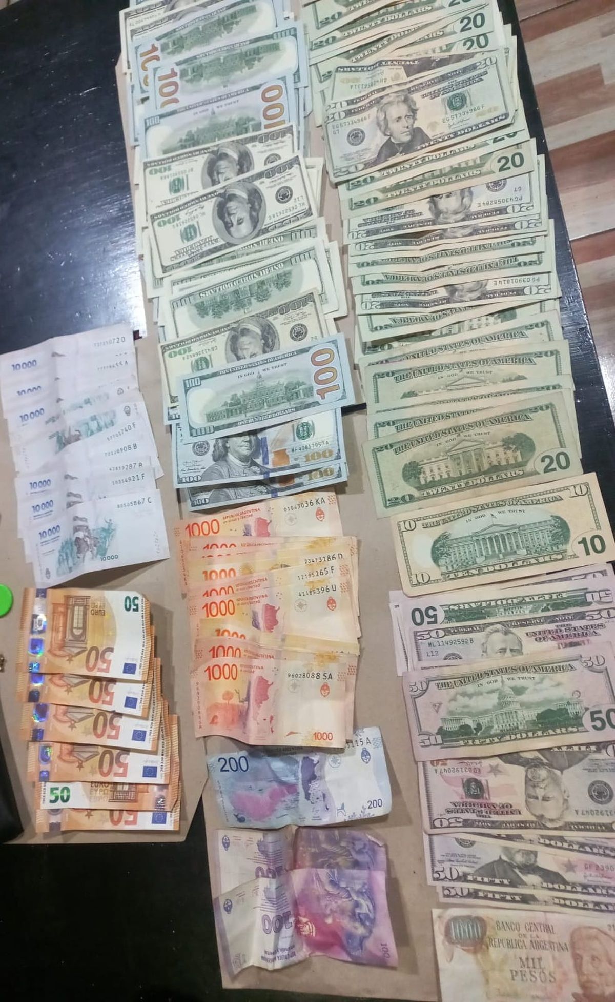 El dinero secuestrado durante el operativo liderado por la Policía de Investigaciones. El dinero secuestrado durante el operativo liderado por la Policía de Investigaciones.