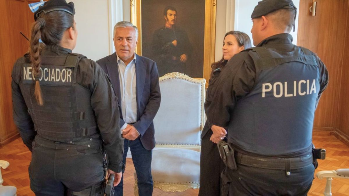 Alfredo Cornejo recibió a los policías negociadores que intervinieron en la escuela de La Paz. Alfredo Cornejo recibió a los policías negociadores que intervinieron en la escuela de La Paz.
