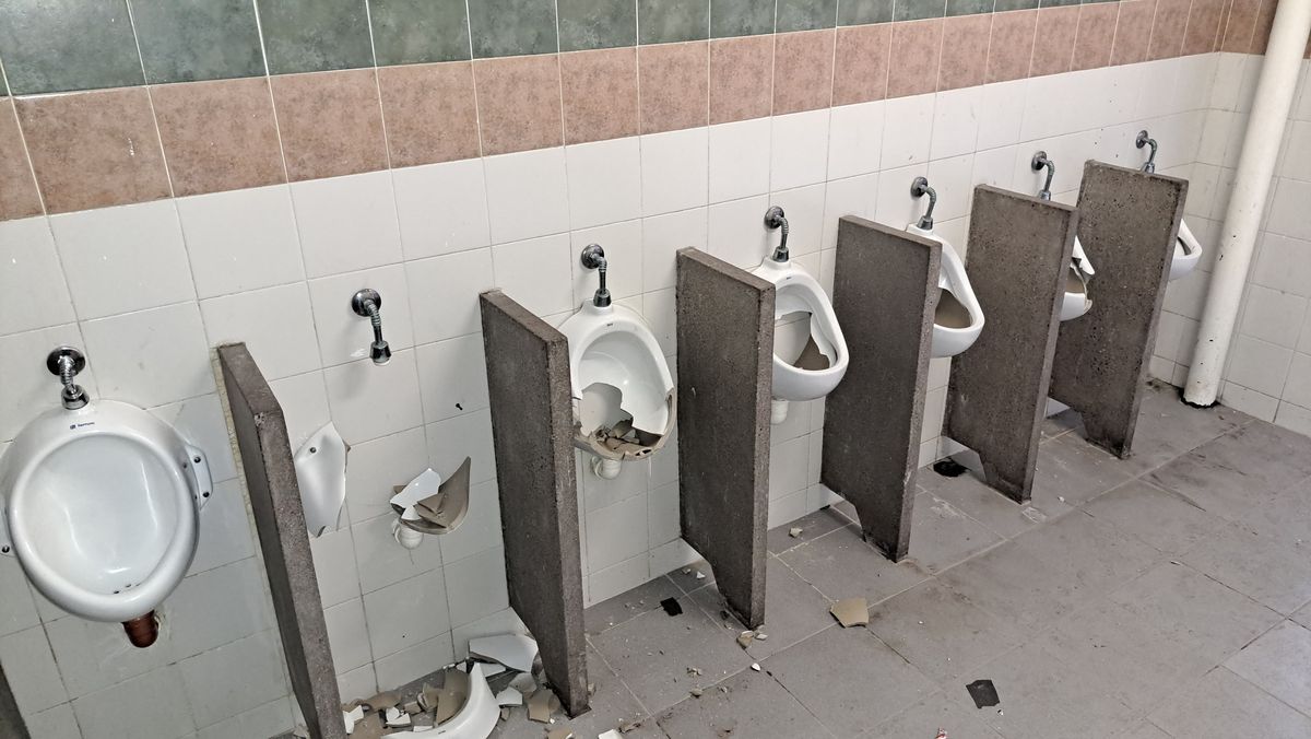 Los mingitorios de los baños de hombres fueron literalmente destrozados por los barrabravas del Tomba. Tampoco se salvaron de los destrozos los baños de hombres. Los mingitorios de los baños de hombres fueron literalmente destrozados por los barrabravas del Tomba. Tampoco se salvaron de los destrozos los baños de hombres.