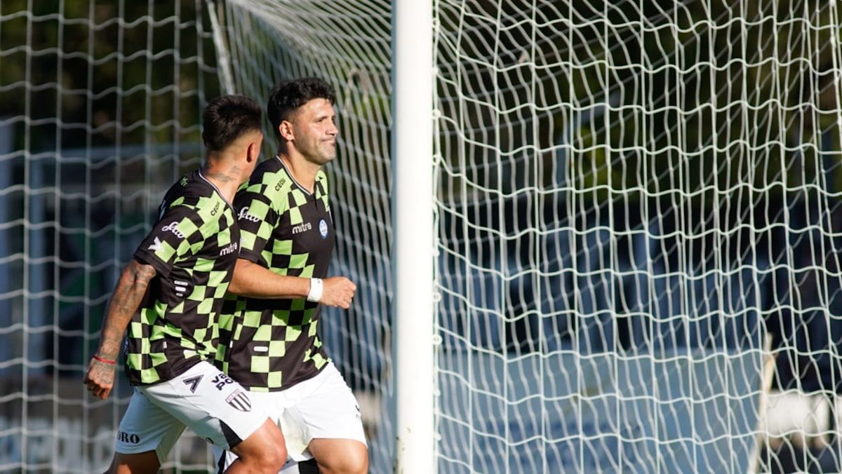 El Tanque Silba volvió a marcar un gol importante en Gimnasia y Esgrima. El Tanque Silba volvió a marcar un gol importante en Gimnasia y Esgrima.