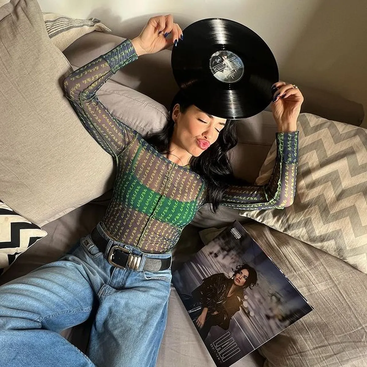 Lali Espósito celebra con look de ultra transparencias, corpiñito neón y más.