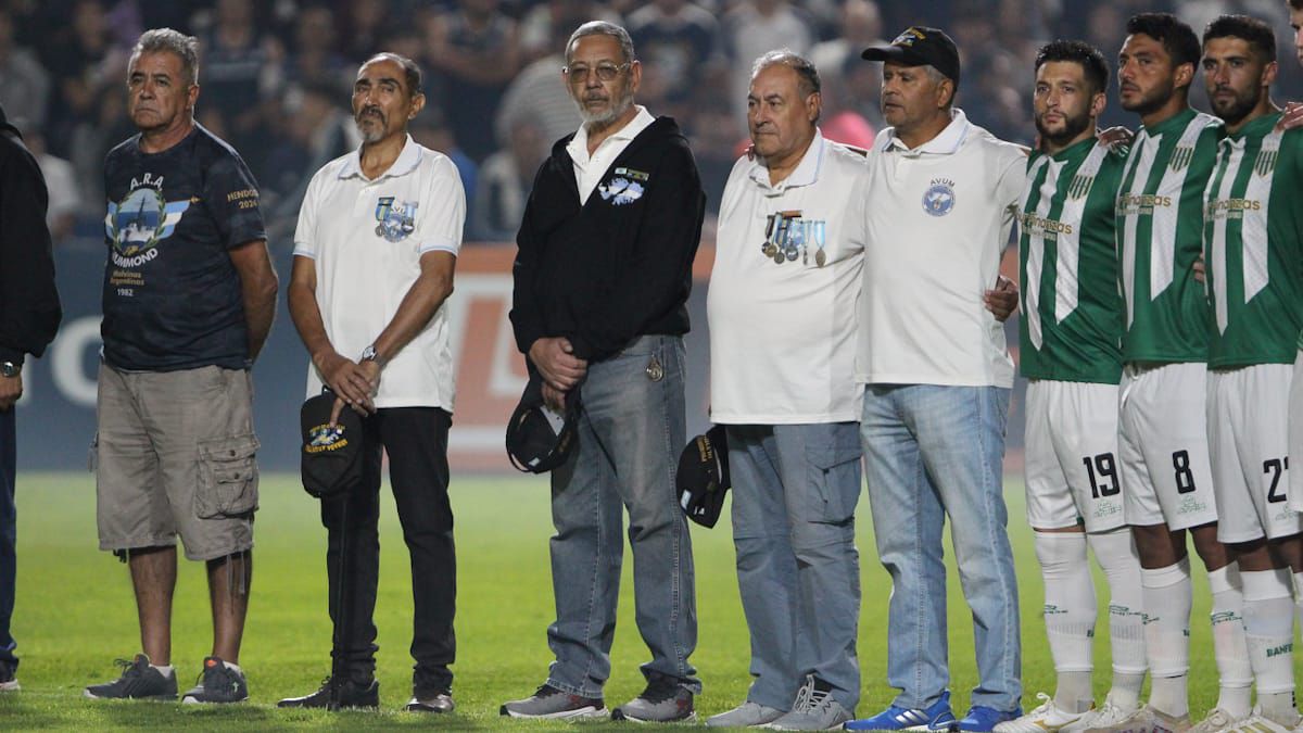 Los ex combatientes de Malvinas fueron homenajeados antes de Independiente Rivadavia vs. Banfield (UNO/Nicolás Ríos) Los ex combatientes de Malvinas fueron homenajeados antes de Independiente Rivadavia vs. Banfield (UNO/Nicolás Ríos)