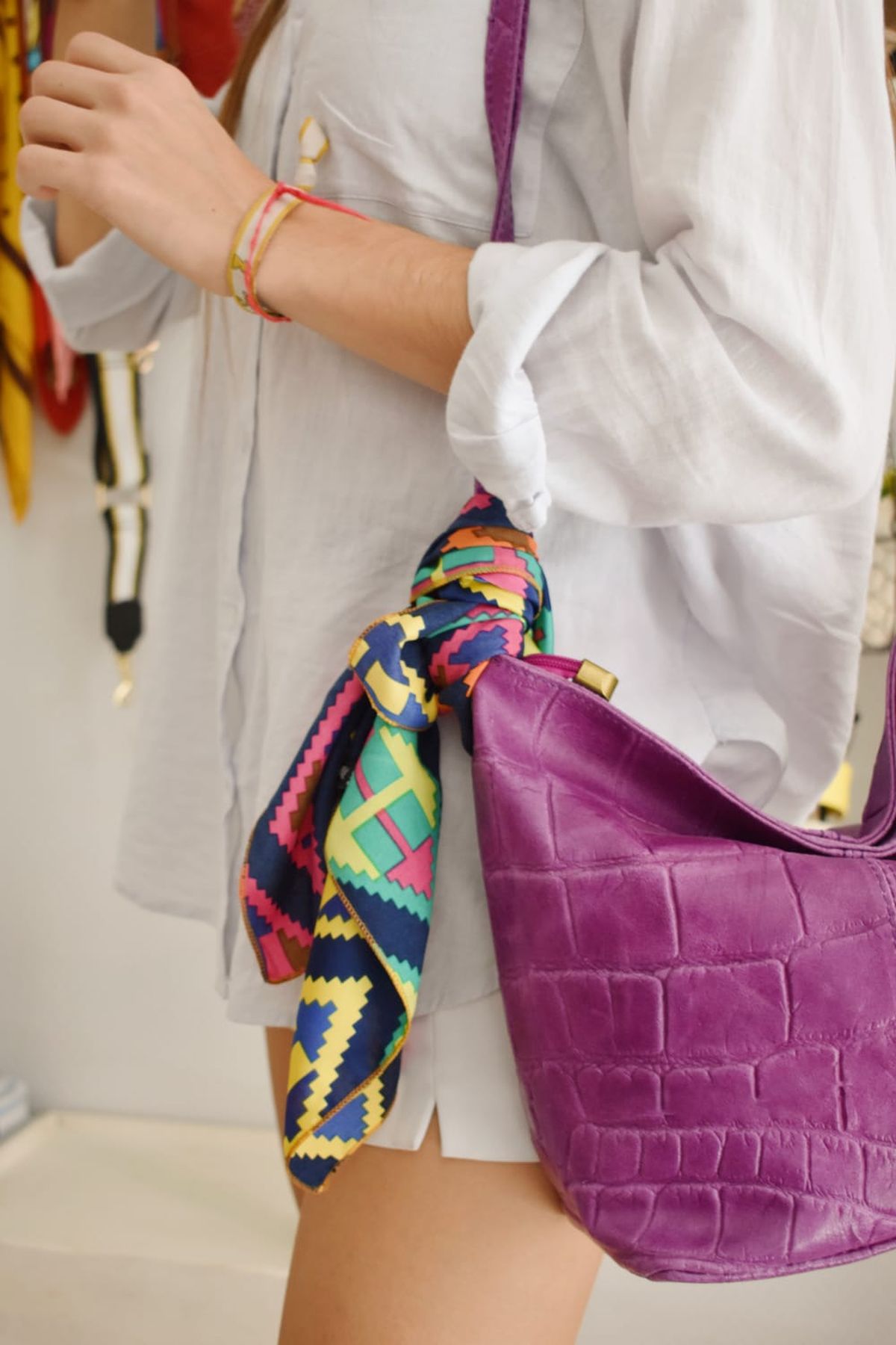 Decora tu cartera con un pa&ntilde;uelo. Imagen: Freepik.