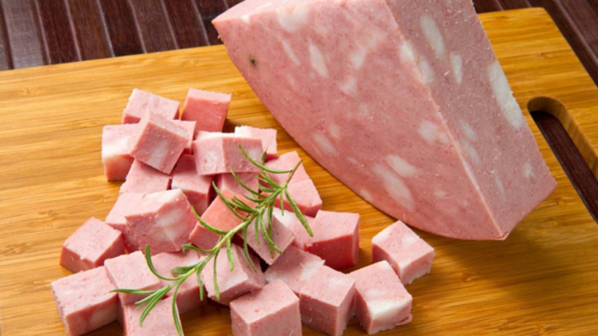 La receta de mortadela casera, uno de los fiambres que no puede faltar en una picada.