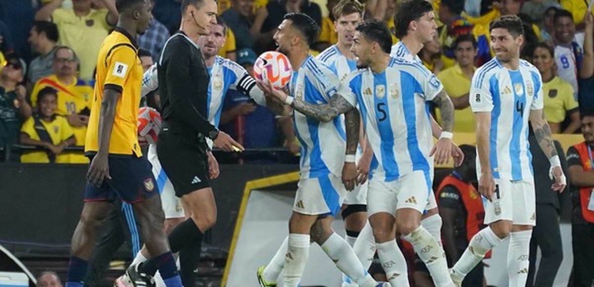 Los jugadores argentinos no estuvieron de acuerdo con las decisiones tomadas por el &aacute;rbitro colombiano.