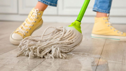 El truco casero de las abuelas para que tus pisos queden más brillantes que nunca