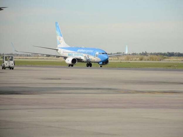 La Selección argentina llegó al país y fue recibida por cientos de hinchas