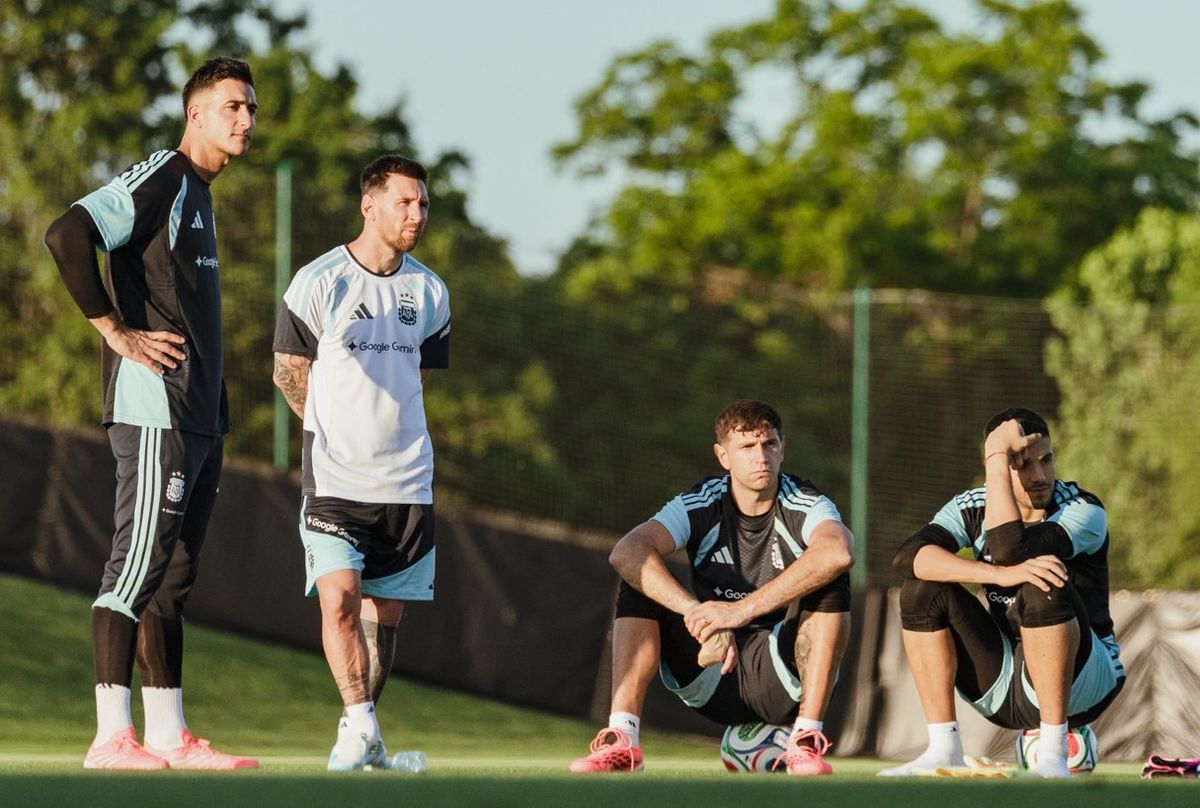 Messi con Musso, Dibu y Rulli, los tres arqueros de la Selección argentina. Messi con Musso, Dibu y Rulli, los tres arqueros de la Selección argentina.