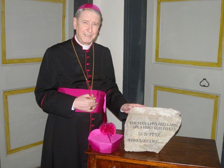 Renunció el obispo que apoyaba a los sacerdotes acusados de delitos