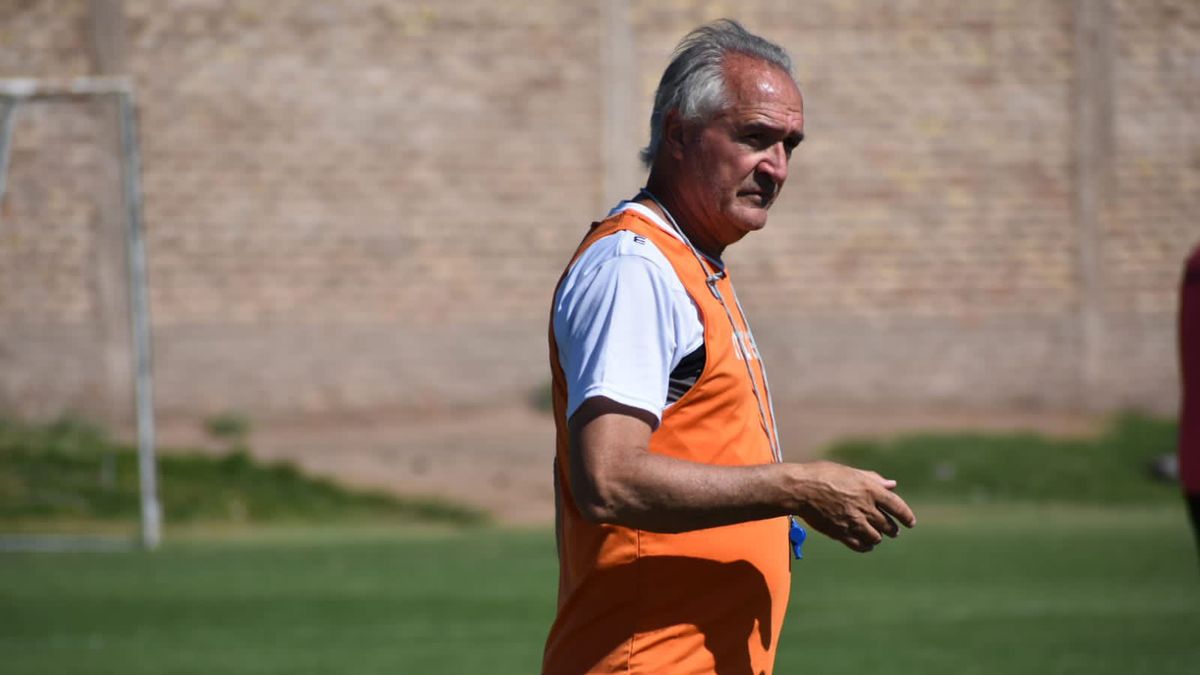 El entrenador de Gimnasia y Esgrima, José Maria Bianco espera por refuerzos.