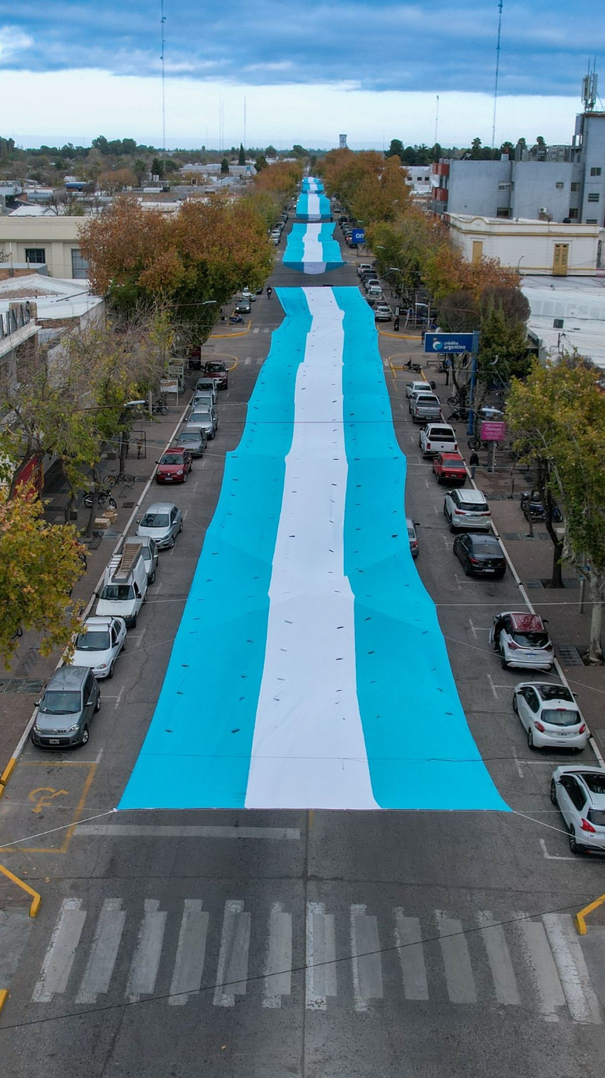 General Alvear desplegó la bandera más grande del país y la confección en tiempo récord. General Alvear desplegó la bandera más grande del país y la confección en tiempo récord.