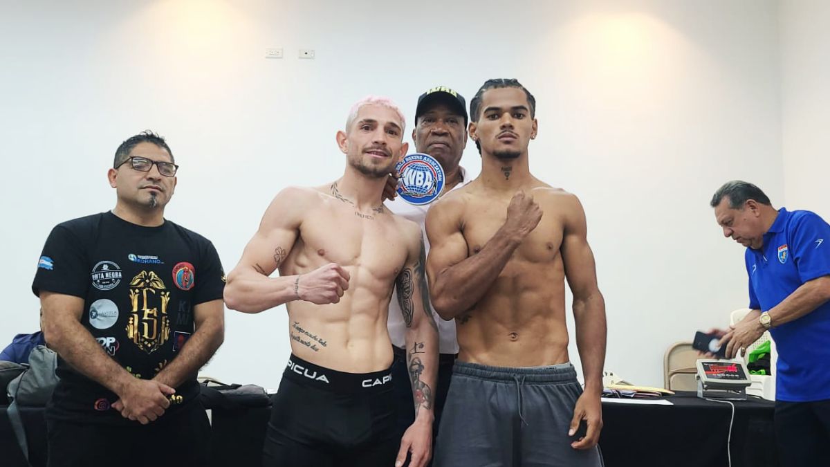 Alfredo Coki Soto (derecha), acompañado por su técnico Pablo Chacón, posa tras el pesaje con su rival, José Núñez.