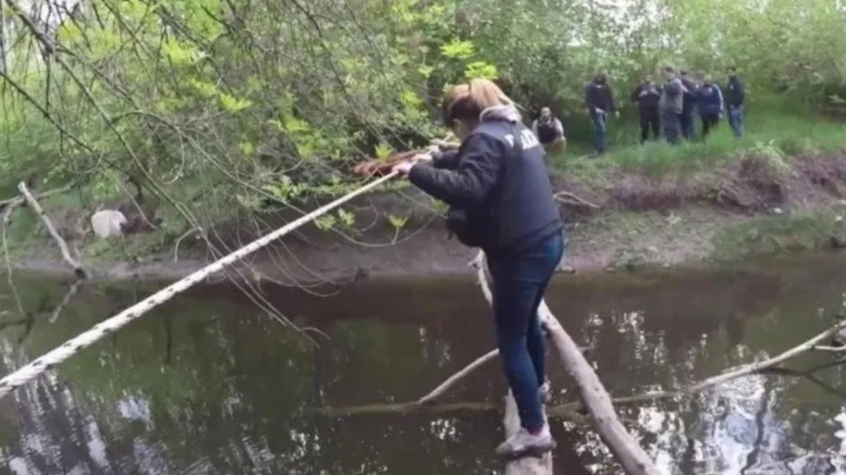 El hombre fue encontrado asesinado de siete balazos y con una bolsa de nailon en la cabeza, en un rio de La Matanza, y habría sido víctima de un ajuste de cuentas
