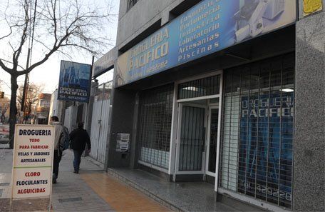 Asaltaron una droguería y un comercio de celulares del centro