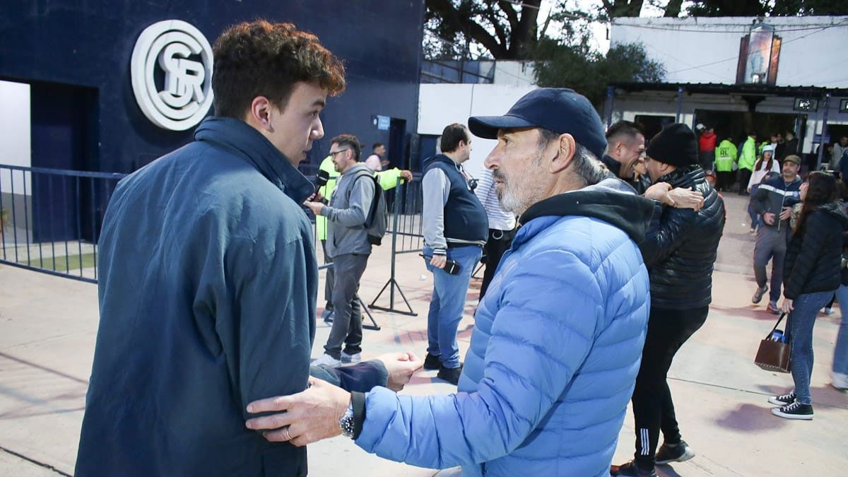 Daniel Vila, presidente de Independiente Rivadavia, dialoga con los hinchas de la Lepra. Daniel Vila, presidente de Independiente Rivadavia, dialoga con los hinchas de la Lepra.