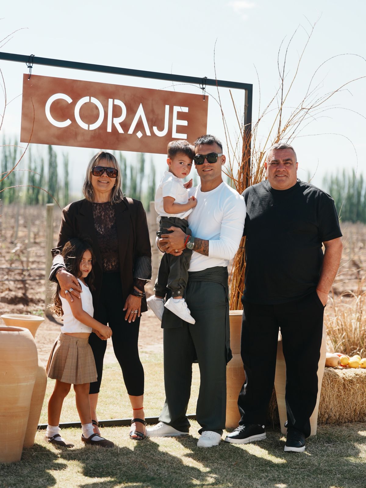 Lautaro Mart&iacute;nez junto a su familia en Mendoza.
