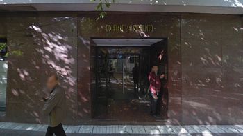 Detuvieron a un hombre que destrozó los vidrios de un edificio y dos cafés en la Peatonal Sarmiento