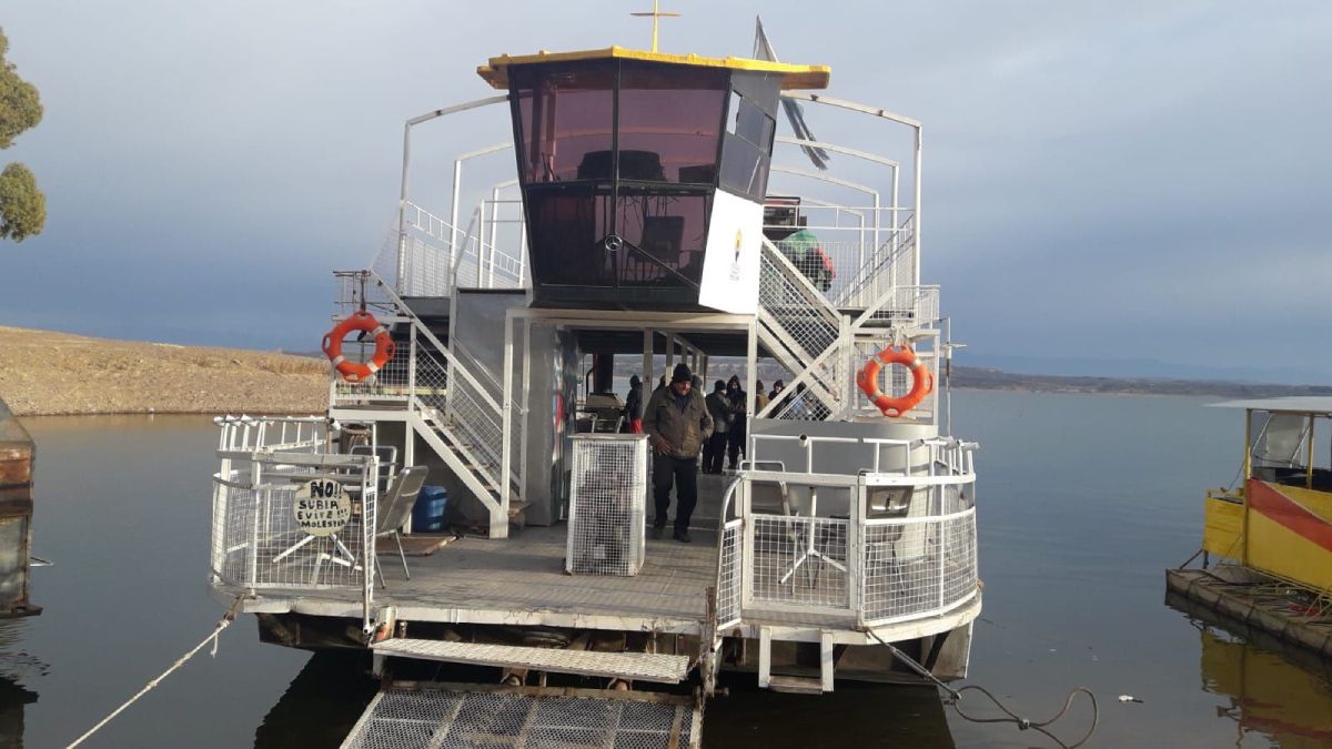 Esta moderna balsa es utilizada como plataforma flotante para ayudar en la búsqueda del desaparecido pescador en El Carrizal.
