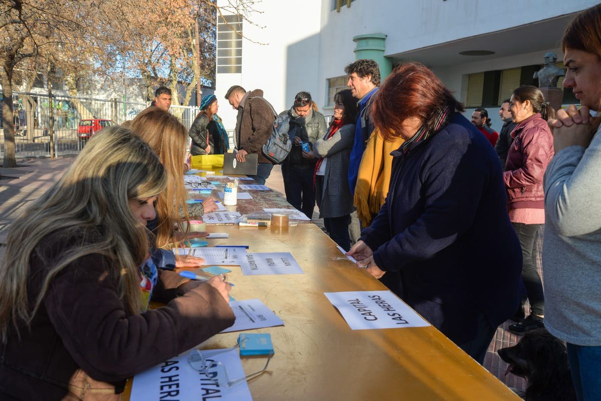 La llegada de los congresales al plenario provincial del SUTE en Maipú.