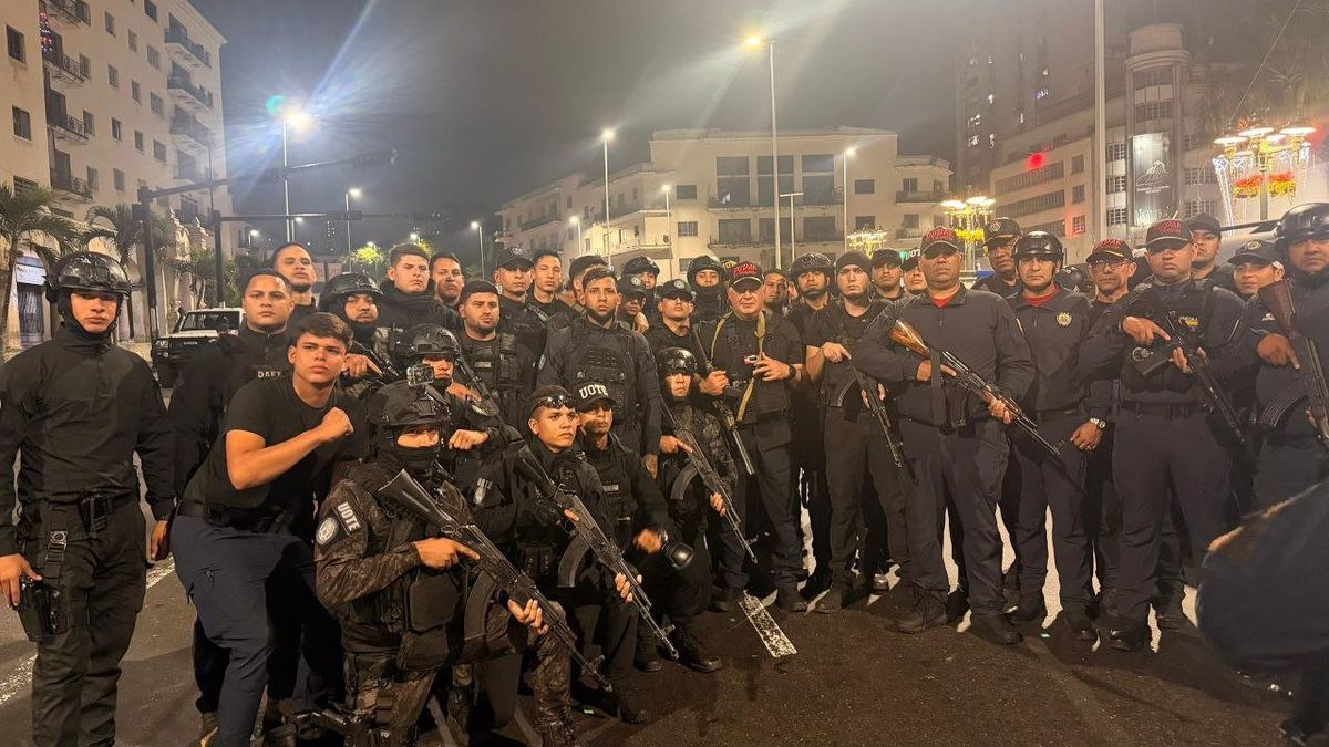 Diosdado Cabello salió armado por las calles de Venezuela y se mostró junto a un grupo de las fuerzas de seguridad.