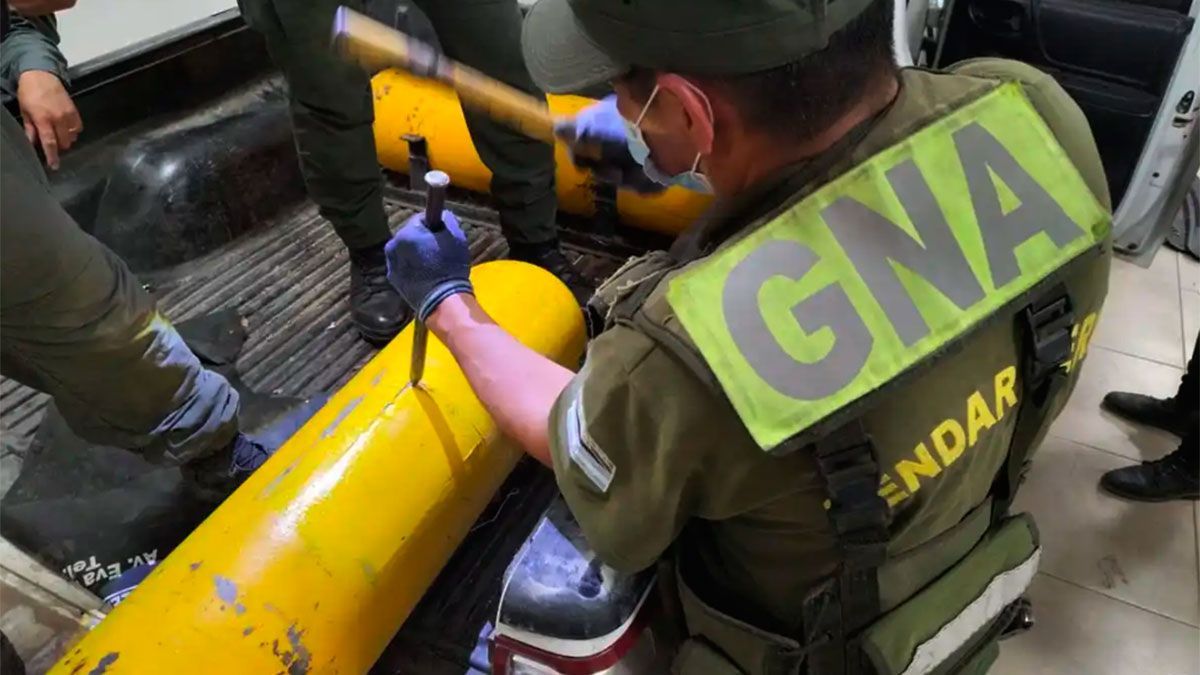 Droga escondida. Dos adultos, un tío y su sobrino, llevaban 86 kilos de cocaína escondida en tubos de GNC. Droga escondida. Dos adultos, un tío y su sobrino, llevaban 86 kilos de cocaína escondida en tubos de GNC.