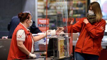 Coronavirus: se volvieron a disparar los casos en Francia, que impone el tapabocas laboral