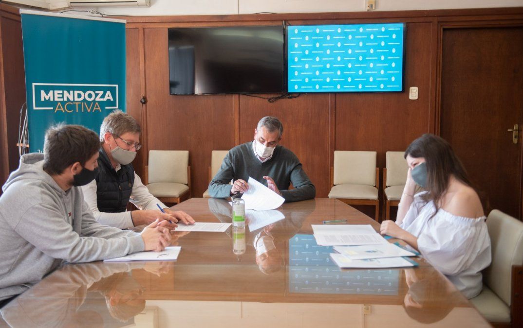 Enrique Vaquié firma los primeros contratos de Mendoza Activa.