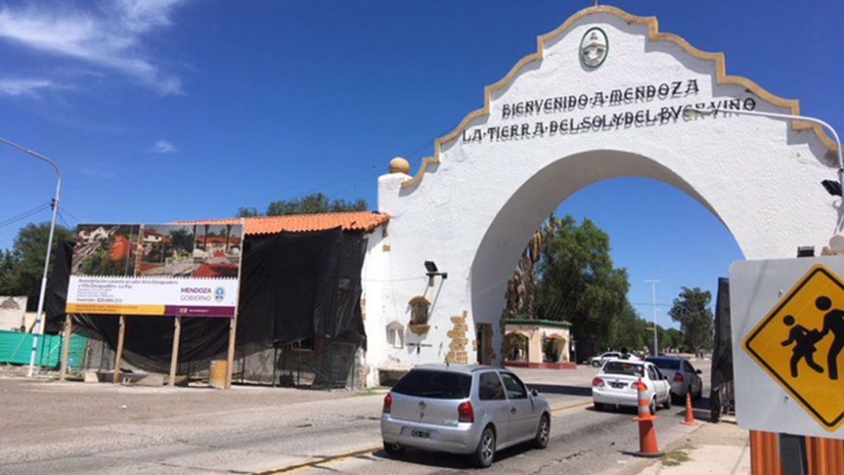 Muchos viajeros se encontraron con altas demoras en Desaguadero para ingresar a San Luis y esperan avanzar sobre la Ruta 7. Imagen ilustrativa.