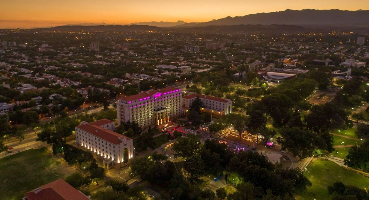 Lo que hay que saber de la Peatonal del Vino: noches de sabor y mucha música en la Ciudad