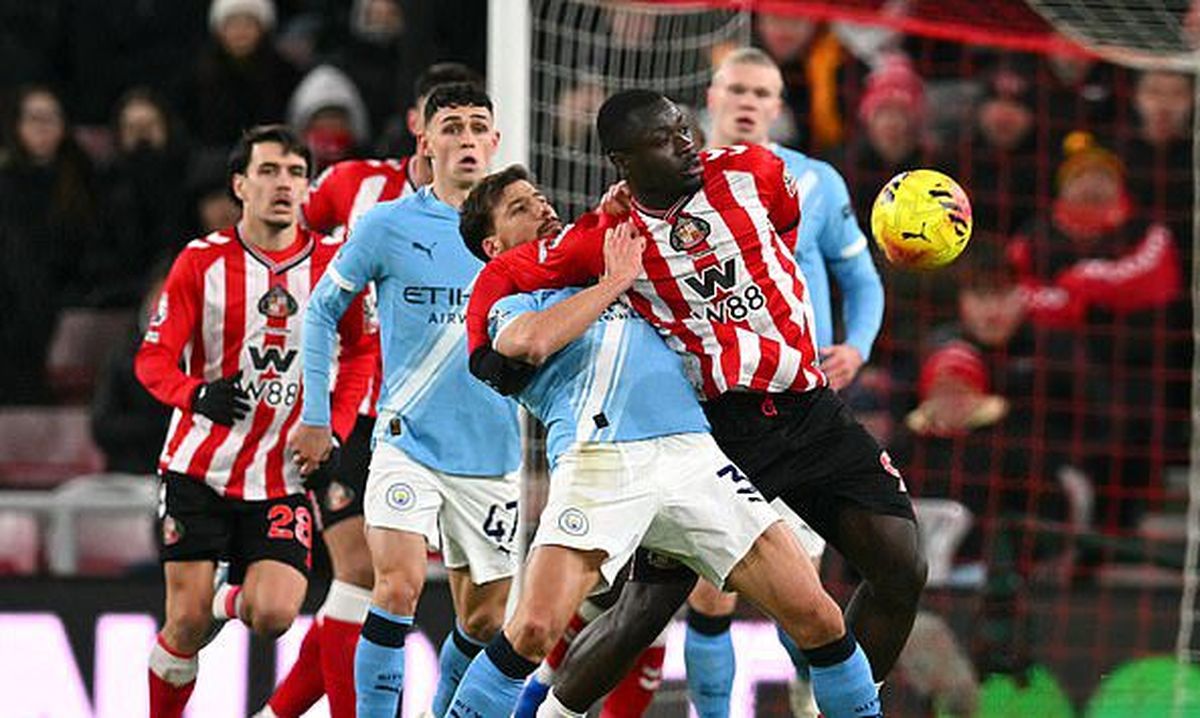 El defensor franc&eacute;s del Sunderland Nordi Mukiele, se anticipa a Rub&eacute;n D&iacute;as en un centro y tapa el peligro sobre su valla.