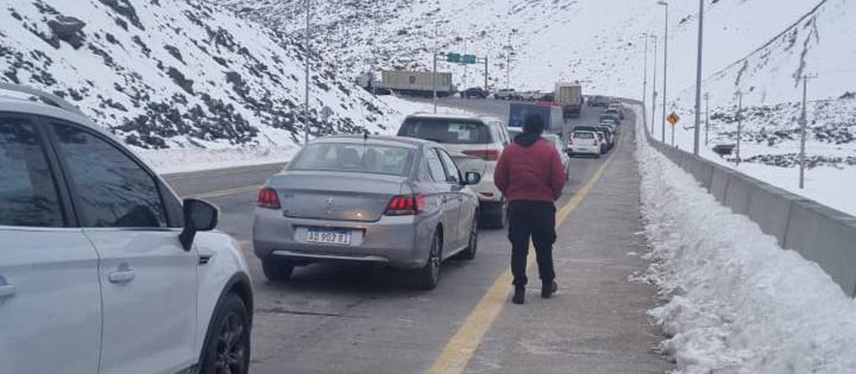 Largas filas para cruzar a Chile y hasta 3 horas de espera este viernes.