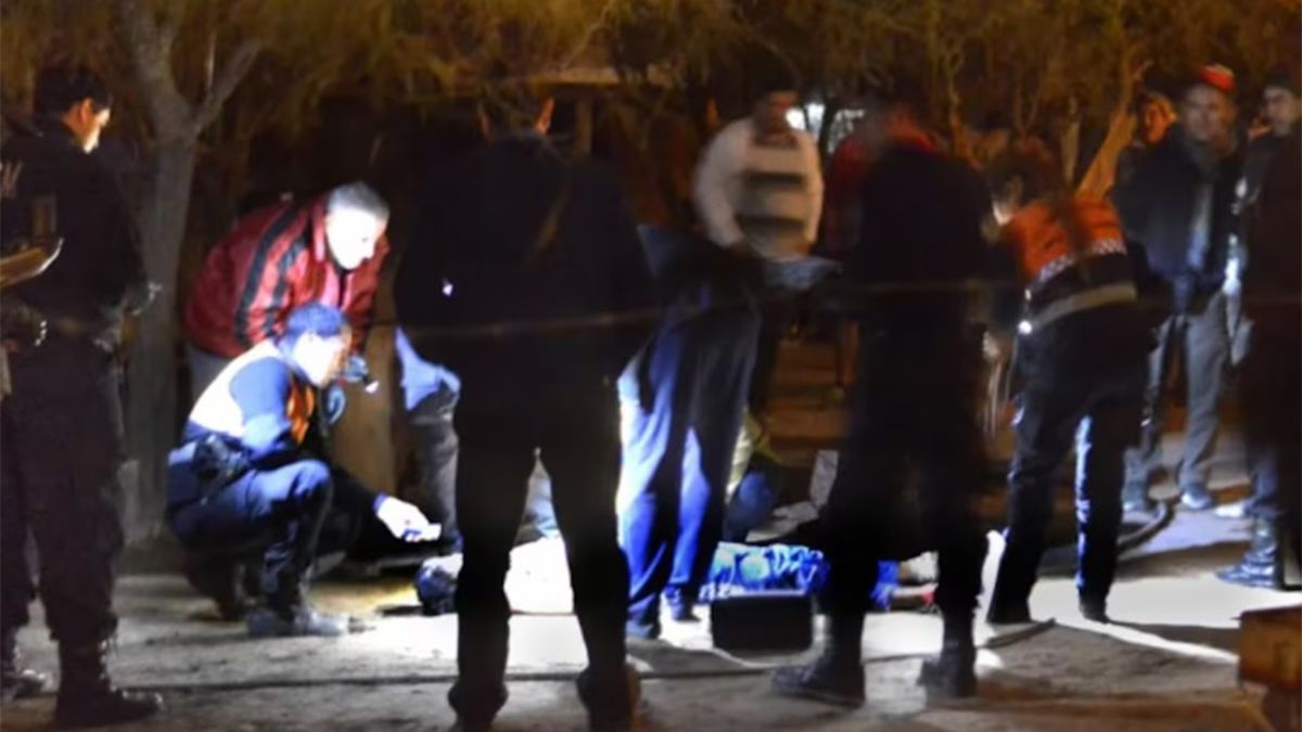 Luego de hallado el cuerpo de la mujer de 65 años cerca de un cementerio, los forenses trabajaron hasta la madrugada. Luego de hallado el cuerpo de la mujer de 65 años cerca de un cementerio, los forenses trabajaron hasta la madrugada.