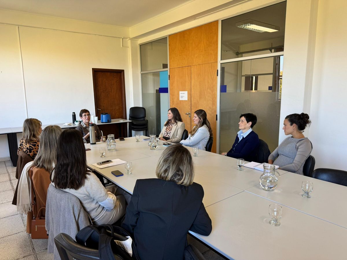 La ministra Jimena Latorre recibió a las referentes de AMES Cuyo para trabajar en una agenda común. La ministra Jimena Latorre recibió a las referentes de AMES Cuyo para trabajar en una agenda común.