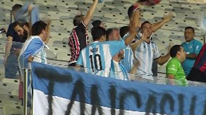 Con lo que más duele: los hinchas argentinos se burlaron de Brasil