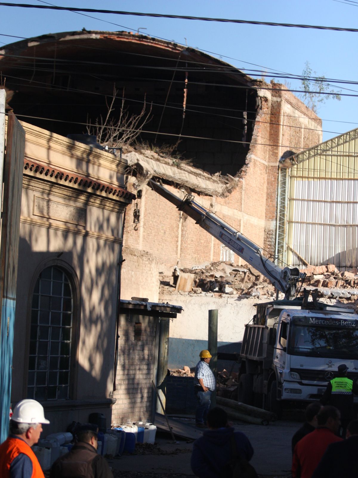 Aquí fue el derrumbe. En la imagen se ve a una máquina trabajando para retirar los escombros.