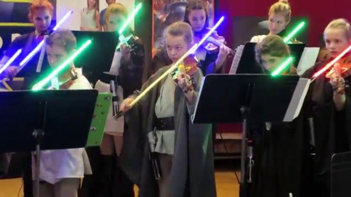 Virales: los niños que tocan el violín con el sable láser de Star Wars