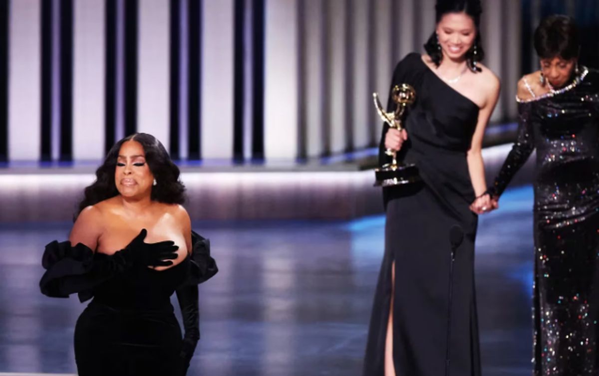 Niecy Nash-Betts aceptando su Emmy por "Dahmer - Monster: The Jeffrey Dahmer Story" Niecy Nash-Betts aceptando su Emmy por "Dahmer - Monster: The Jeffrey Dahmer Story"