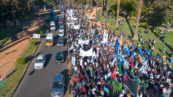 Los rectores arengan y encabezan la convocatoria en defensa de las universidades públicas Los rectores arengan y encabezan la convocatoria en defensa de las universidades públicas