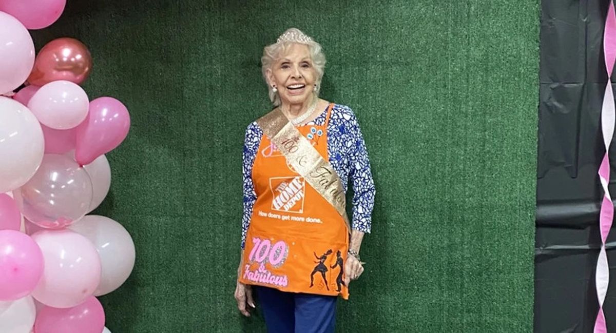 Con 100 años disfruta de manejar al trabajo, hacer las compras y cocinar. Con 100 años disfruta de manejar al trabajo, hacer las compras y cocinar.