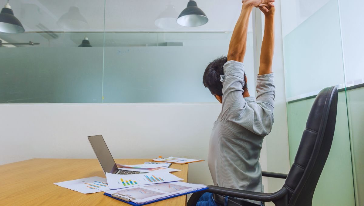 Cada cuánto tiempo tengo que enlongar mientras trabajo, según la ciencia