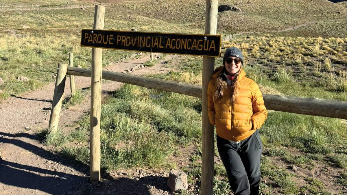 Belén, plena y feliz en el lugar donde más le gusta trabajar: el Parque Nacional Aconcagua y junto a los animales. Belén, plena y feliz en el lugar donde más le gusta trabajar: el Parque Nacional Aconcagua y junto a los animales.