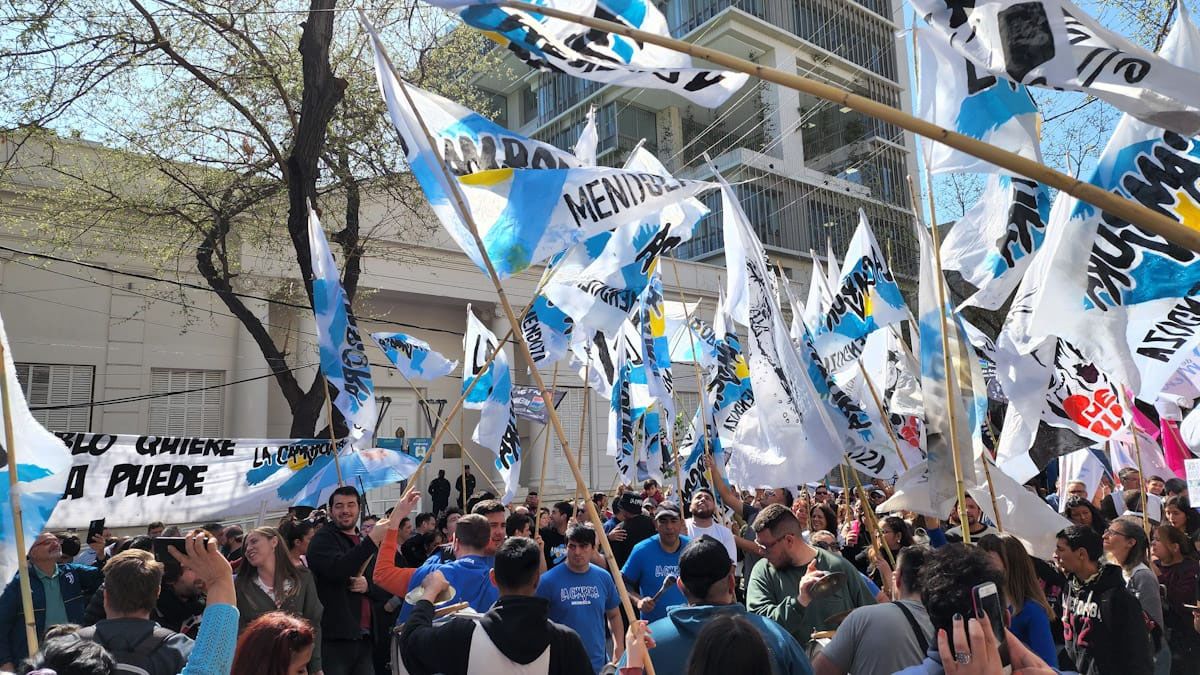 Militantes de La Cámpora y otras fracciones del peronismo se citaron en la Legislatura de Mendoza en repudio por el atentado a Cristina Kirchner.