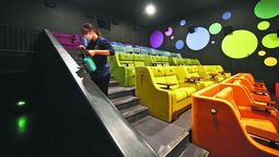 Una empleada desinfecta los pasillos y asientos de un cine en Beijing el mes pasado. FU DING / PARA CHINA DAILY