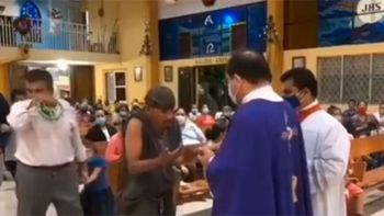Video: un sacerdote le negó una hostia a un indigente