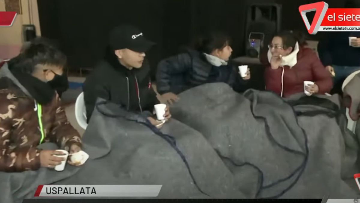 Tras una noche de incertidumbre al quedar atrapados por la nieve en la alta montaña, los viajeros fueron atendidos por personal de Municipalidad de Las Heras en el Centro Cultural de Uspallata.