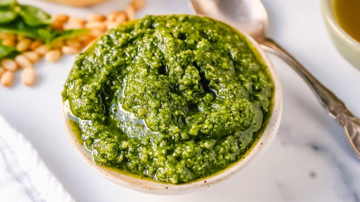 La receta tradicional de la salsa pesto lleva albahaca
