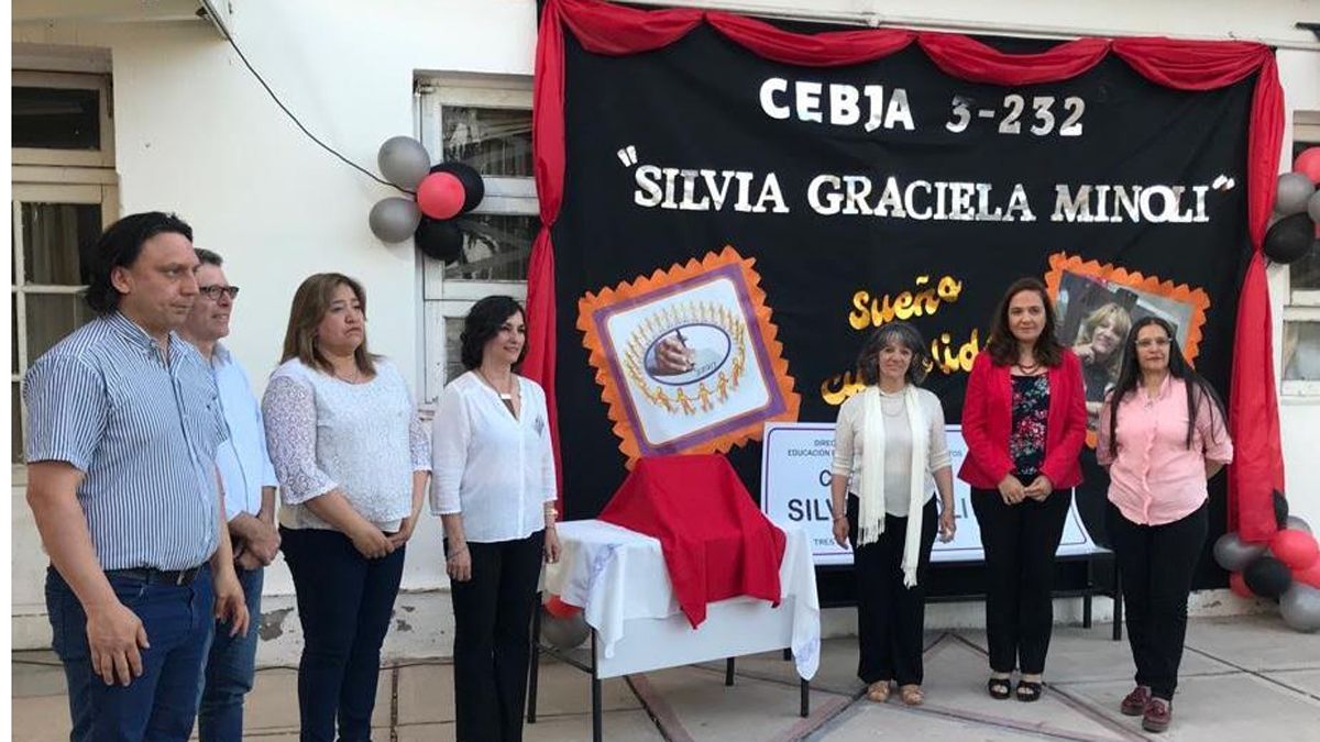 Autoridades educativas y docentes junto a Silvia Minoli.