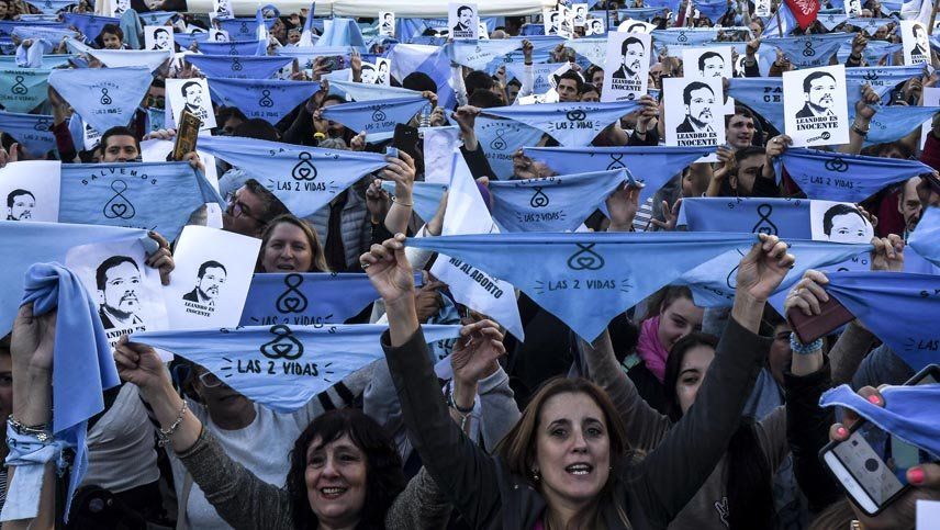 Antiabortistas marcharon al Congreso en defensa del ginecólogo rionegrino
