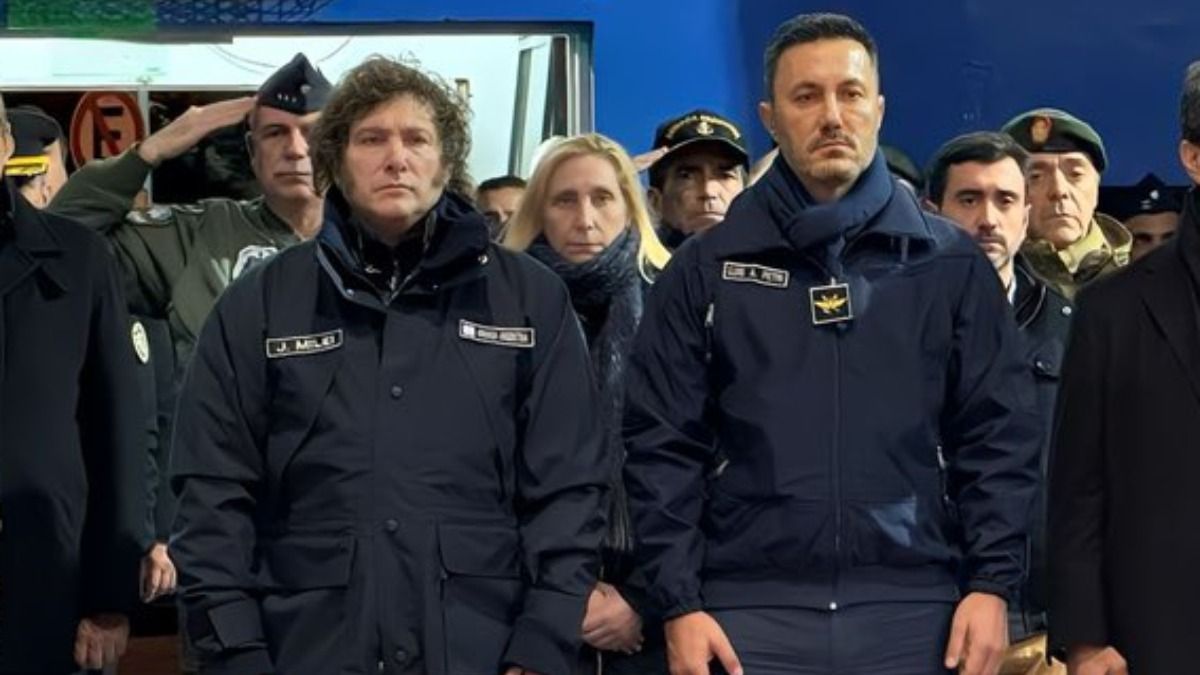 Javier y Karina Milei junto al ministro de Defensa